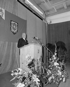 882387 Afbeelding van de toespraak van oud-burgemeester jhr. mr. C.J.A. de Ranitz bij de officiële opening van de ...